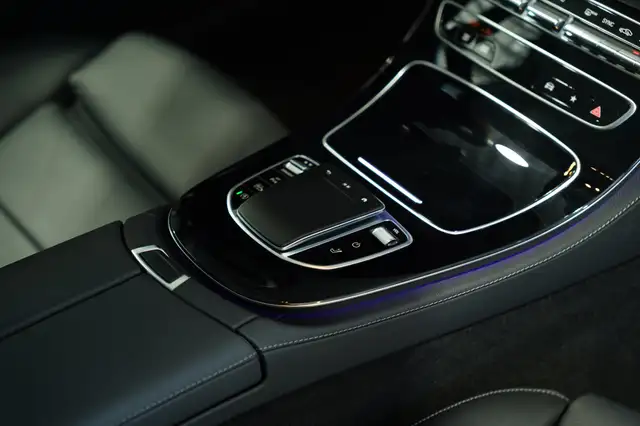 Mercedes-Benz 220 view 14