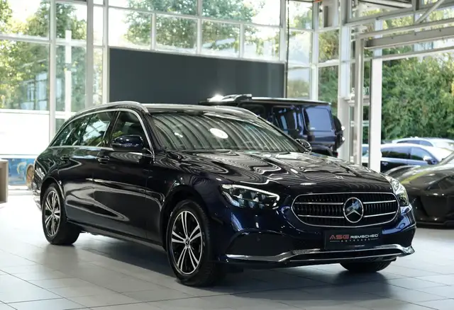 Mercedes-Benz 220 view 5
