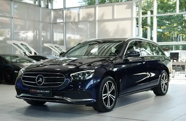 Mercedes-Benz 220 view 4