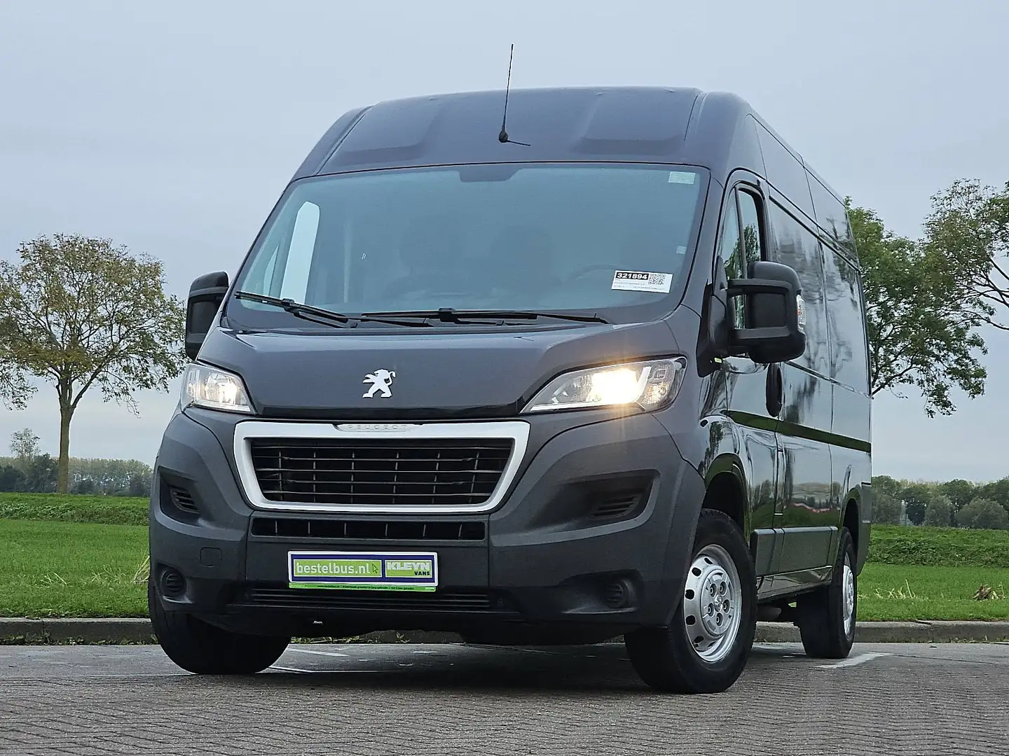 Peugeot Boxer 330 2.2 BlueHDi 120 L2H2 Premium Navi Airco NAP Tr Negro - 2