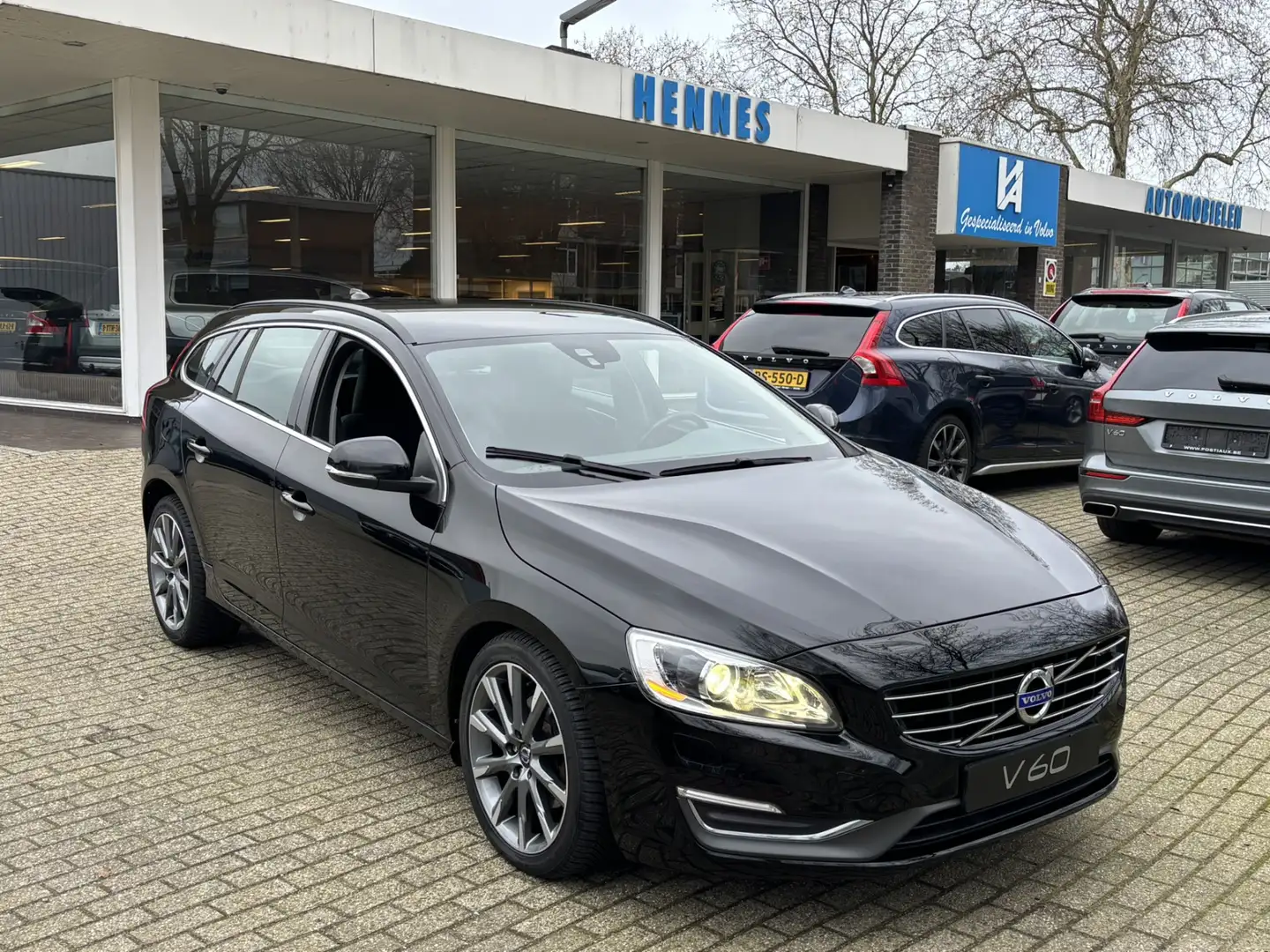 Volvo V60 2.0 T5 213pk 5 Cilinder Momentum Xenon Family Schwarz - 1