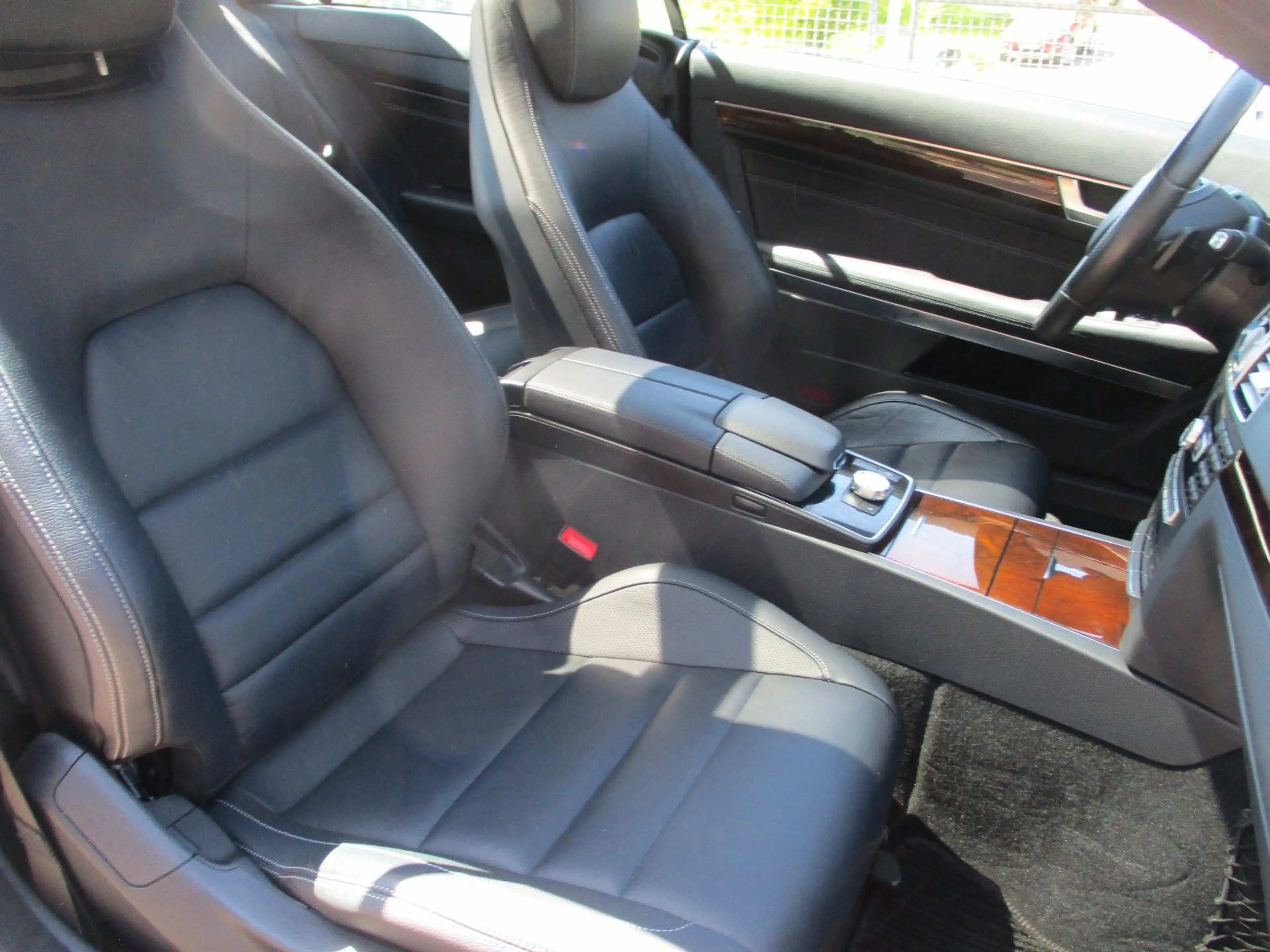 Mercedes-Benz E 250 E -Klasse Coupe E 250+LED+Leder+Panorama — photo 13