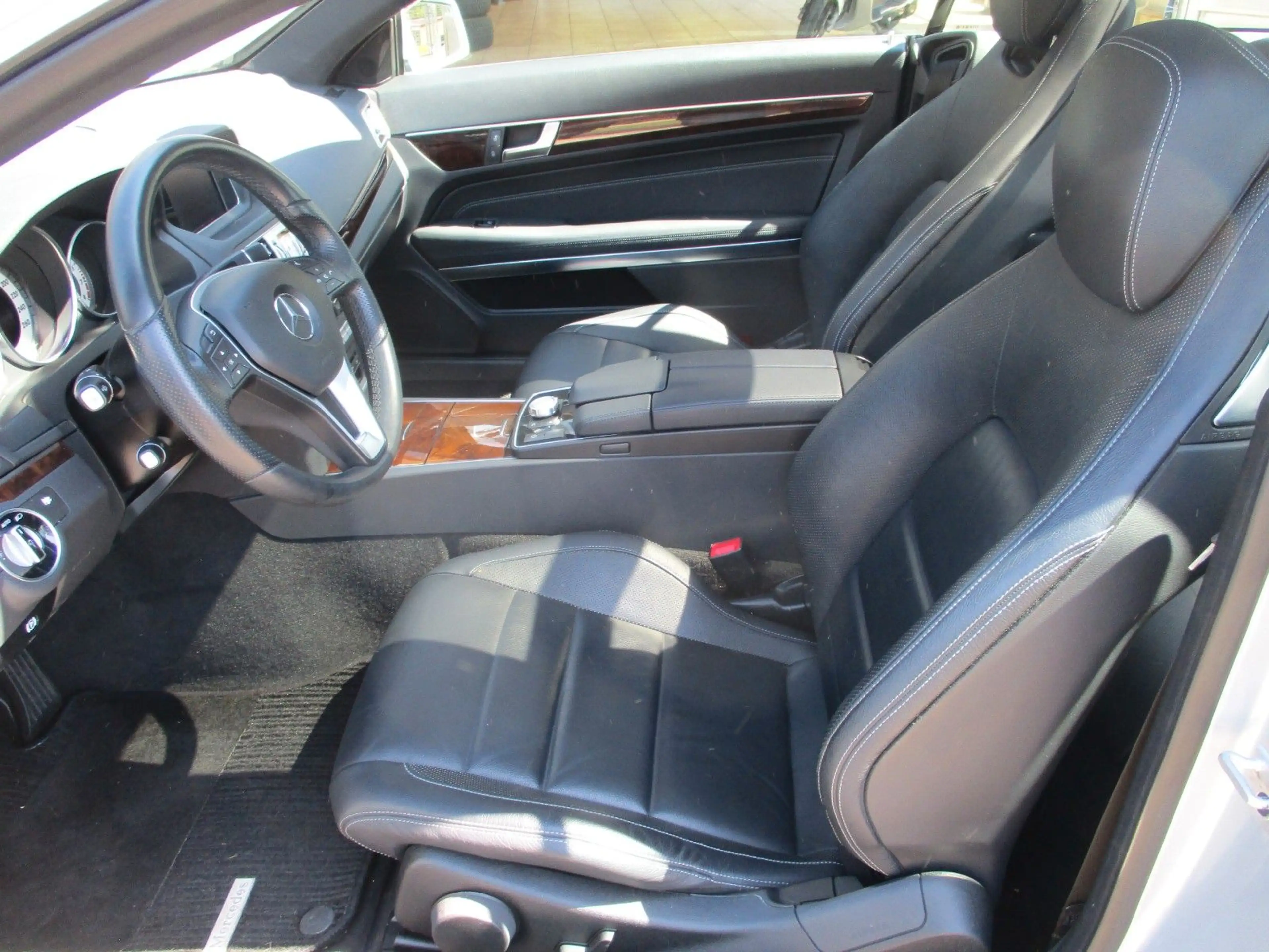 Mercedes-Benz E 250 E -Klasse Coupe E 250+LED+Leder+Panorama — photo 15
