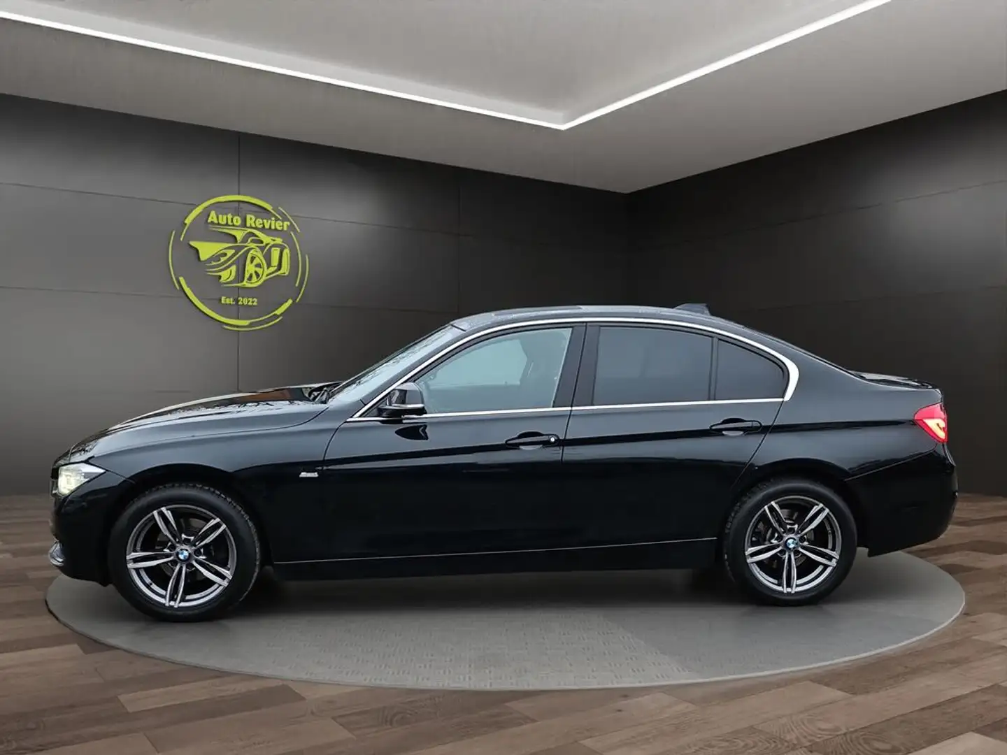 BMW 318 d xDrive Sport Line Schwarz - 2