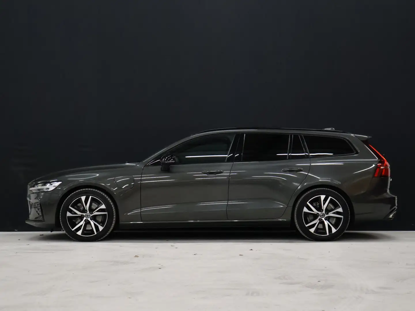Volvo V60 2.0 T6 Recharge AWD R-Design [MEMORY SEATS, APPLE Gris - 2