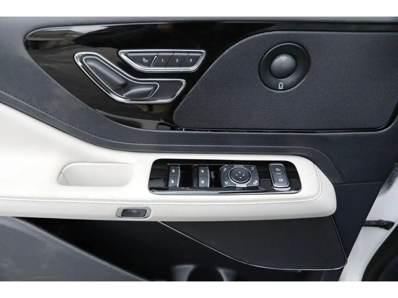 Lincoln Aviator снимка Lincoln Aviator