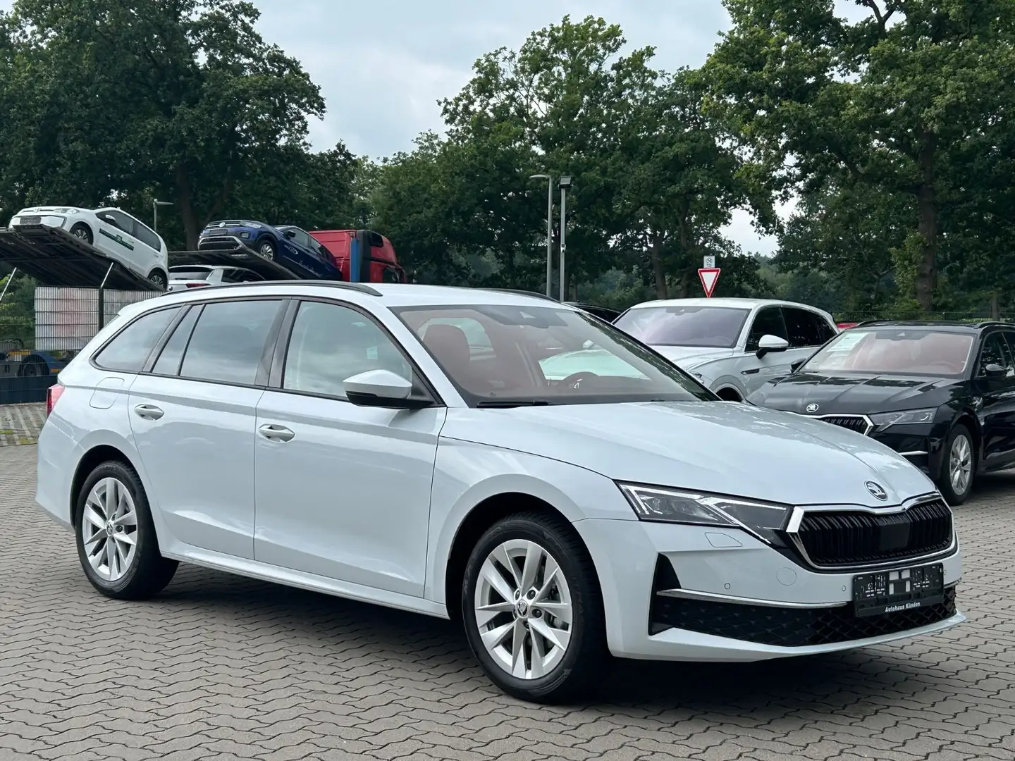 Skoda Octavia Combi 1.5 TSI °Leder°RFK°ACC°VC°HUP° Wit - 2