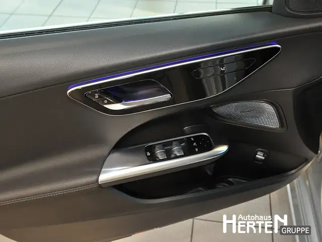 Mercedes-Benz C-Class view 9