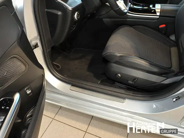 Mercedes-Benz C-Class view 12