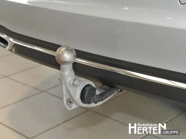 Mercedes-Benz C-Class view 16