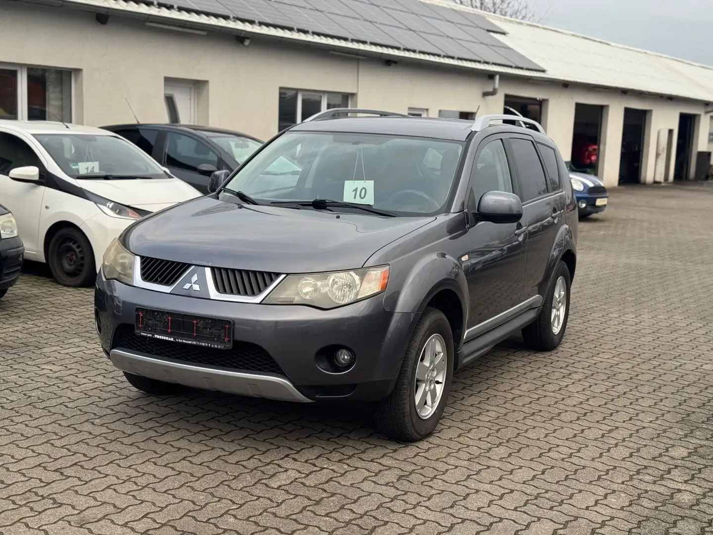 Mitsubishi Outlander 2.4 MIVEC Invite 4WD Grau - 1
