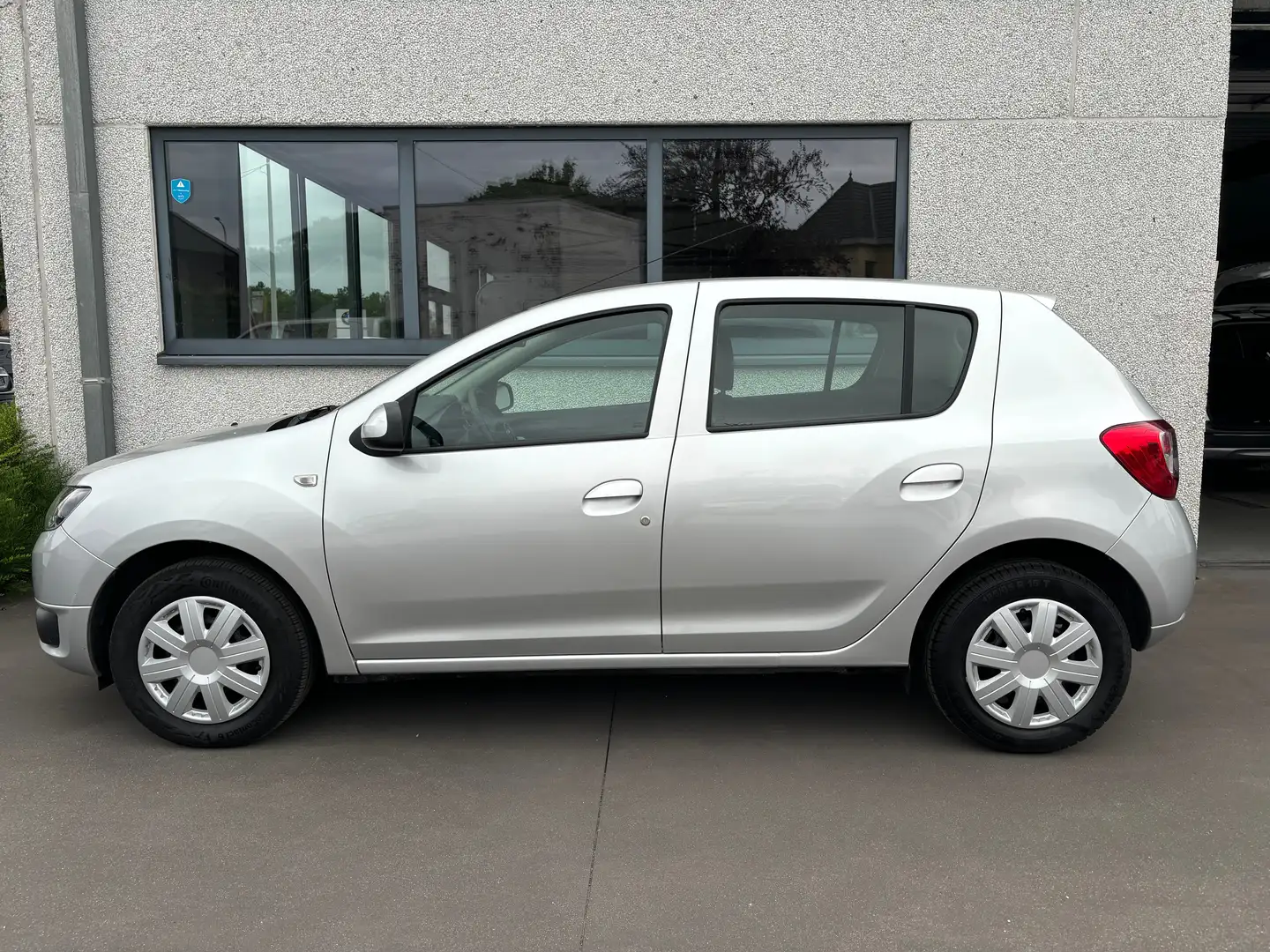 Dacia Sandero 1.2i Laureate AIRCO NAVI PDC CRUISE Argent - 1