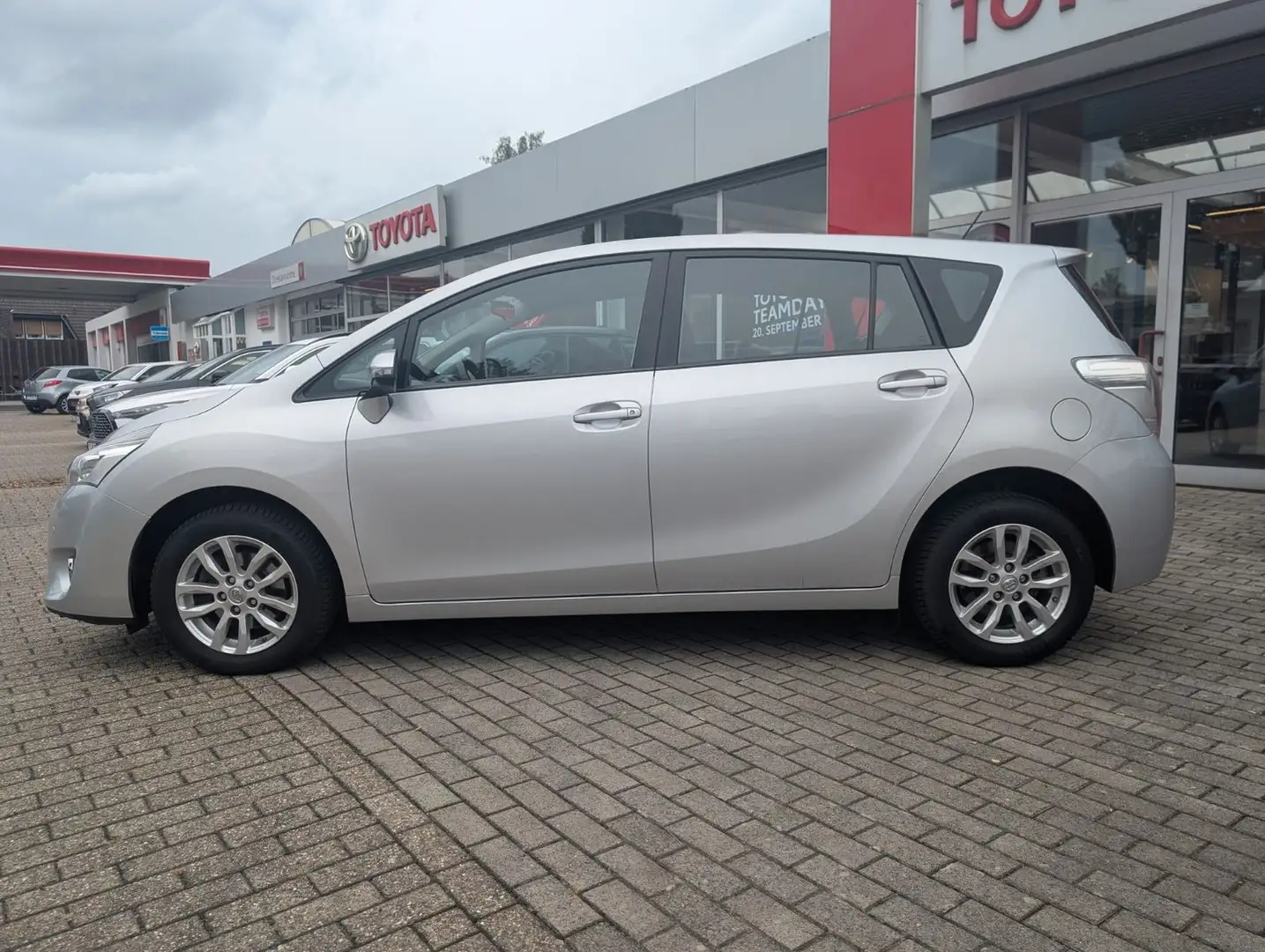 Toyota Verso 1.8l Valvematic Comfort *AHK+PDC+Navi* Silber - 2