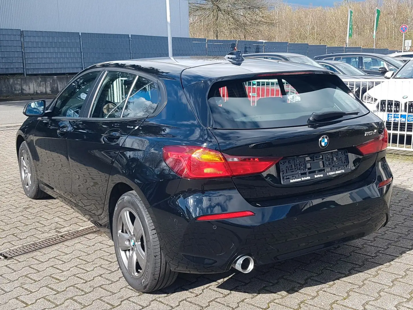 BMW 118 i Advantage Navi Einparkhilfe Sitzheizung Alu Schwarz - 2