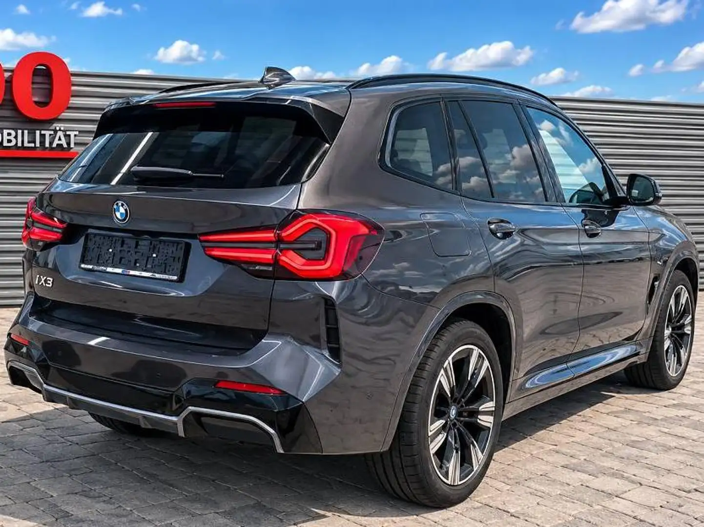 BMW iX3 M Sport,Anhängevorrichtung,Leder,Elektr.Sitze Memory,Panorama Glasdach Grau - 2