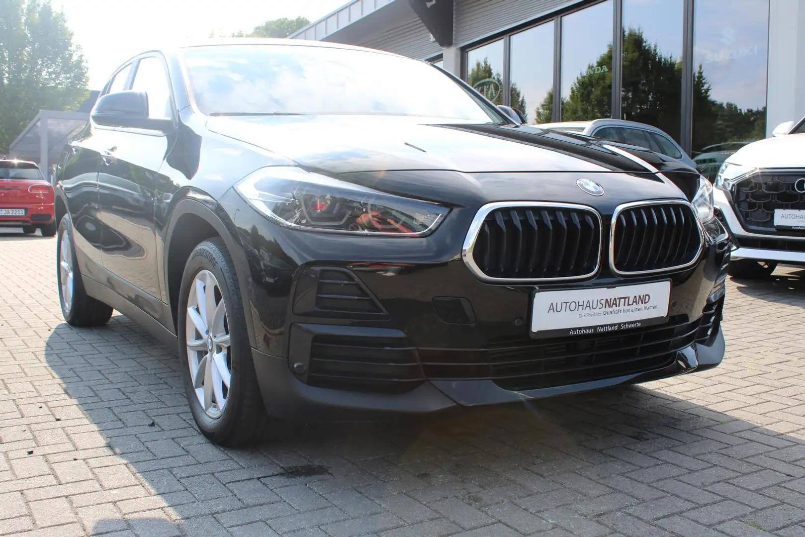 BMW X2 sDrive 18 d Advantage Automatik PDC Navi LED Schwarz - 2