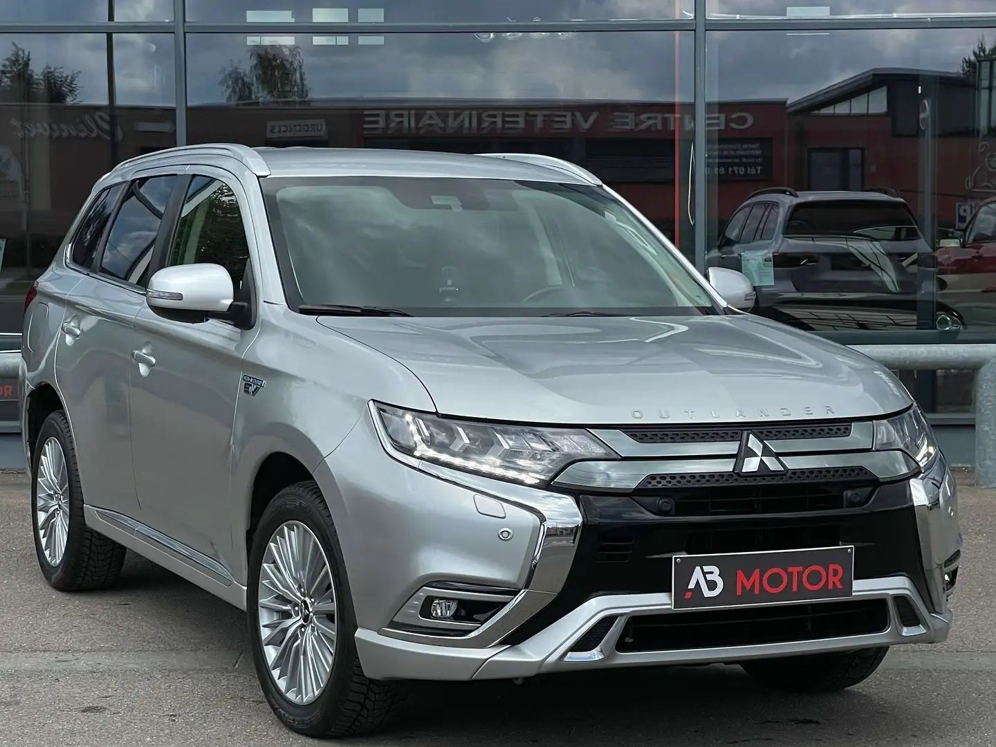 Mitsubishi Outlander 2.4i 4WD PHEV S-AWC TVAC CAMERA CARPLAY 1RE MAIN Argent - 1