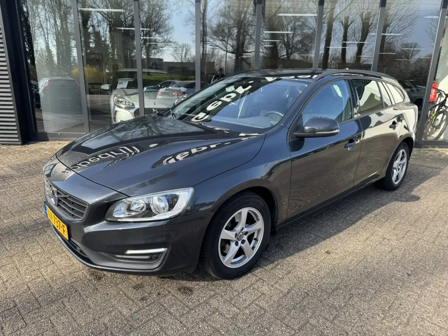 Volvo V60 2.0 D3 Momentum*Navi*ECC*EXPORTPRIJS* Grijs - 2