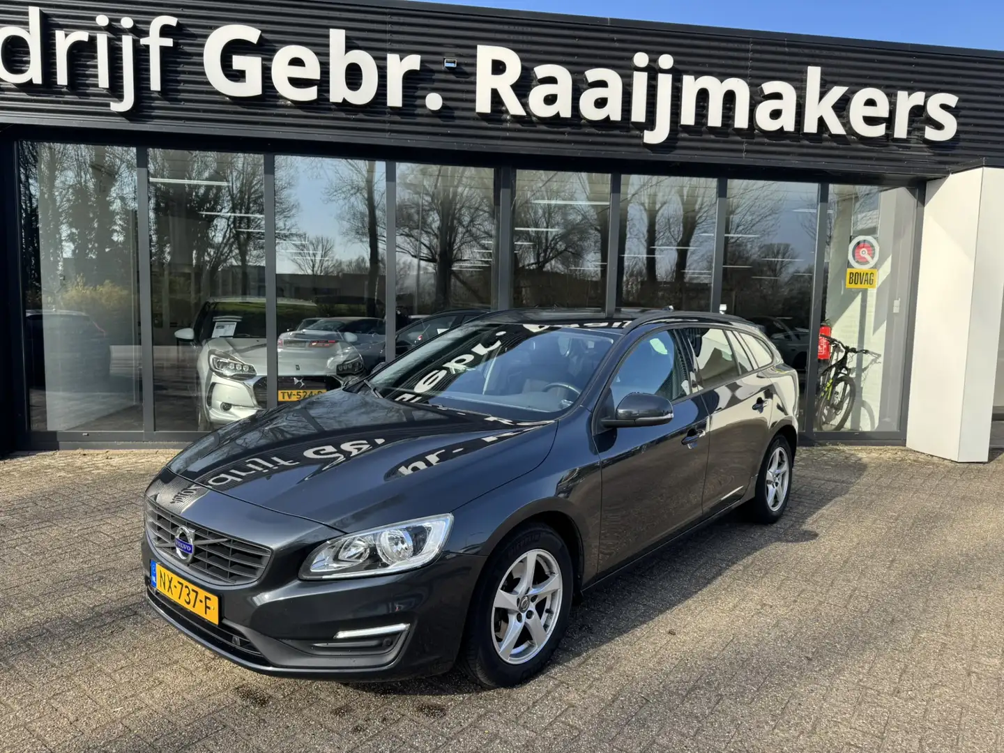 Volvo V60 2.0 D3 Momentum*Navi*ECC*EXPORTPRIJS* Grijs - 1