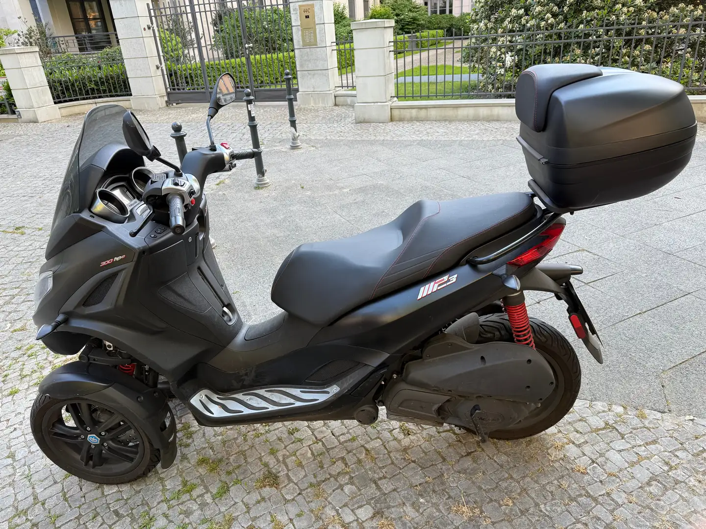 Piaggio MP3 300 TA2 Černá - 1