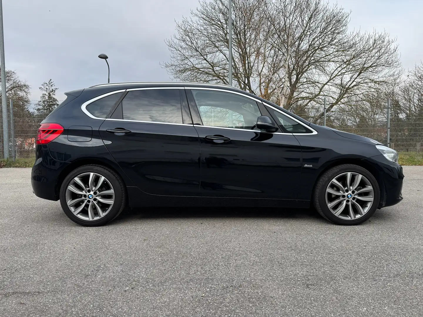 BMW 220 220i Active Tourer Sport Line Aut. Sport Line Schwarz - 2