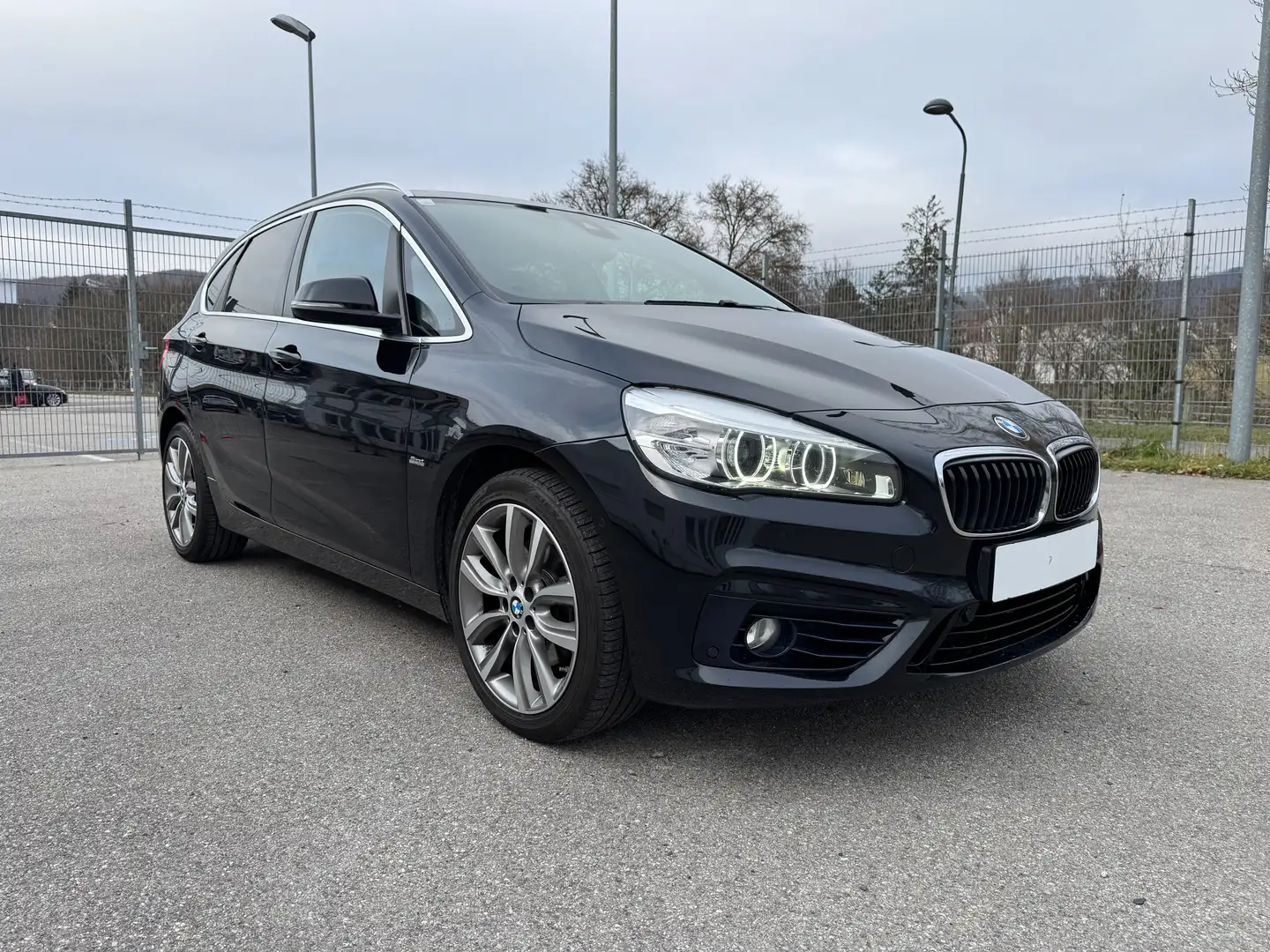 BMW 220 220i Active Tourer Sport Line Aut. Sport Line Schwarz - 1