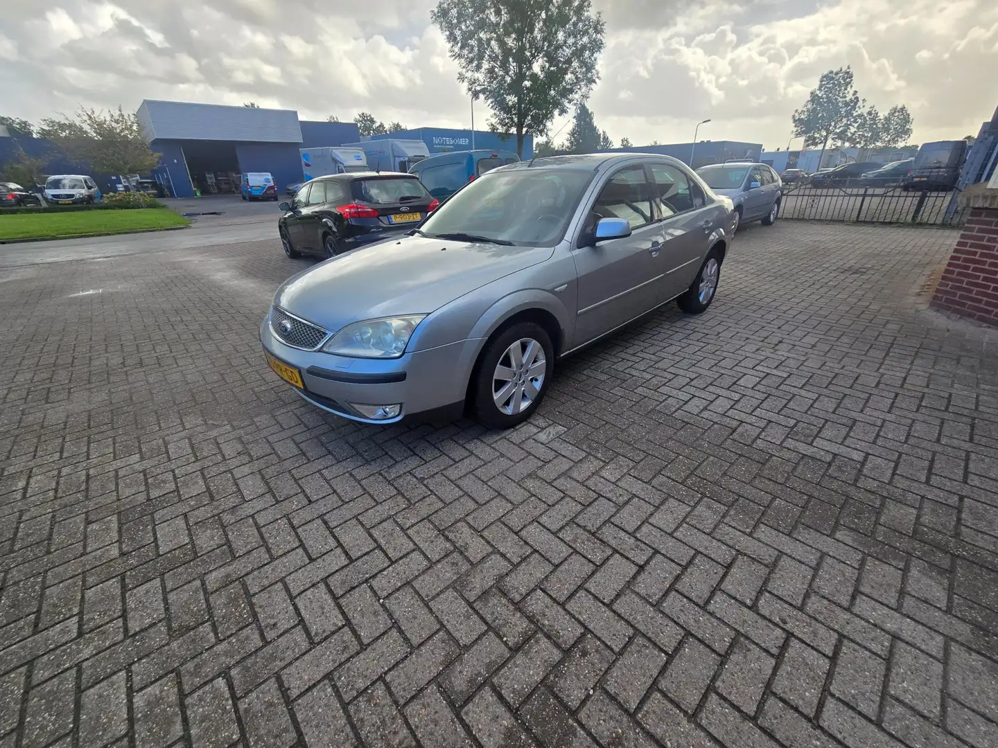 Ford Mondeo 1.8-16V First Edition Gris - 1
