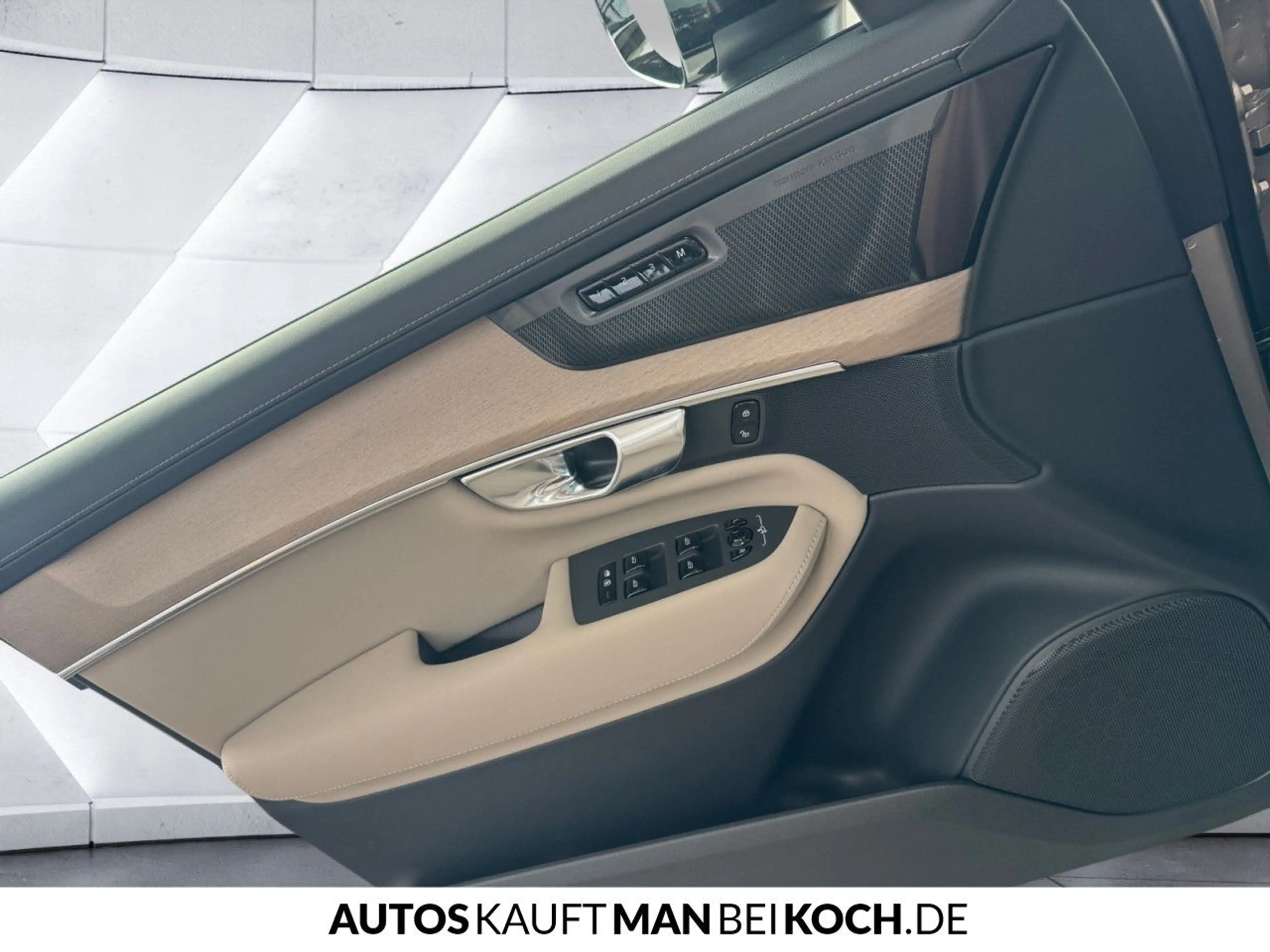 Volvo XC90 T8 AWD Plug-in Hybrid Plus Dark — photo 13