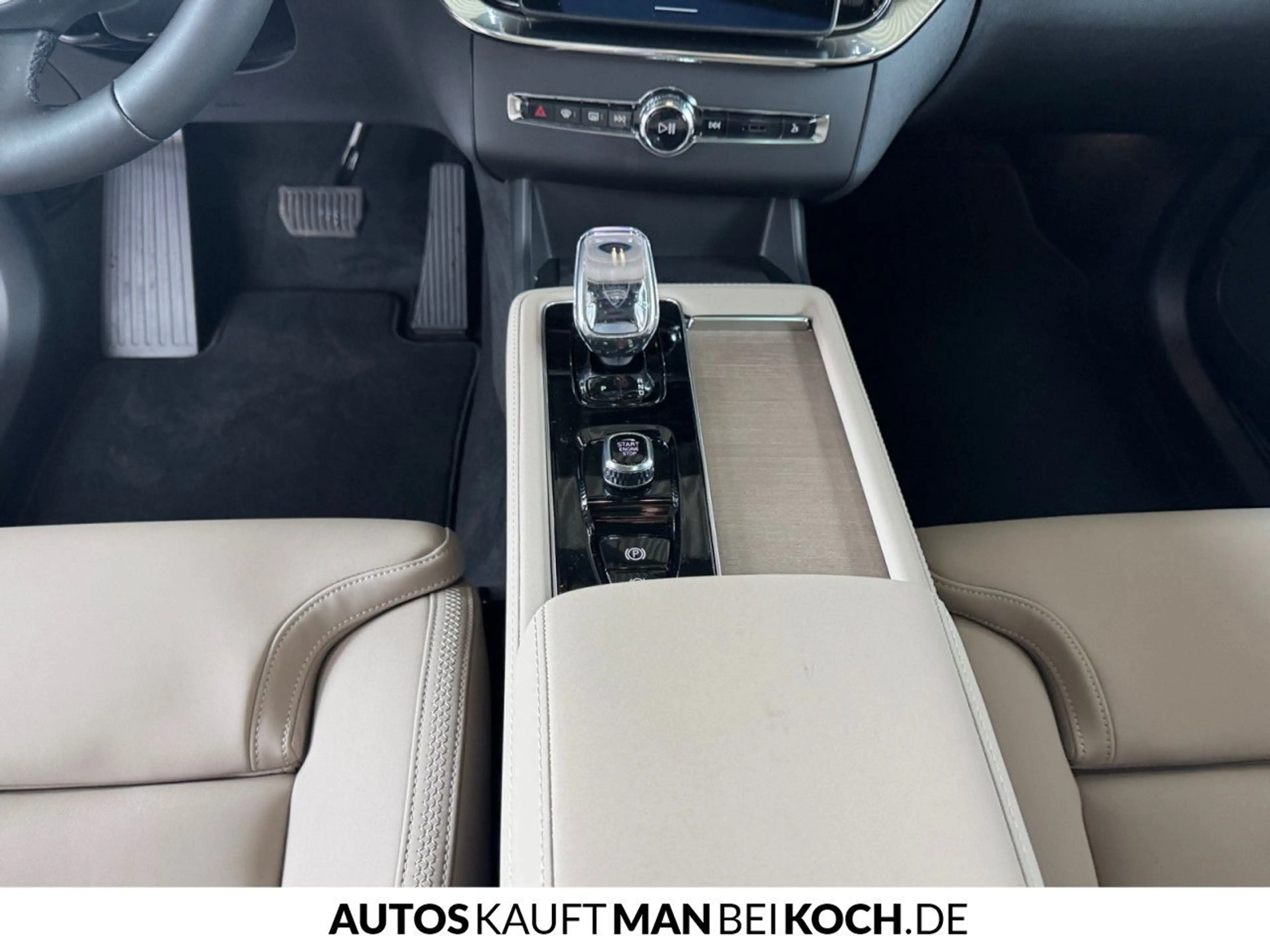 Volvo XC90 T8 AWD Plug-in Hybrid Plus Dark — photo 10