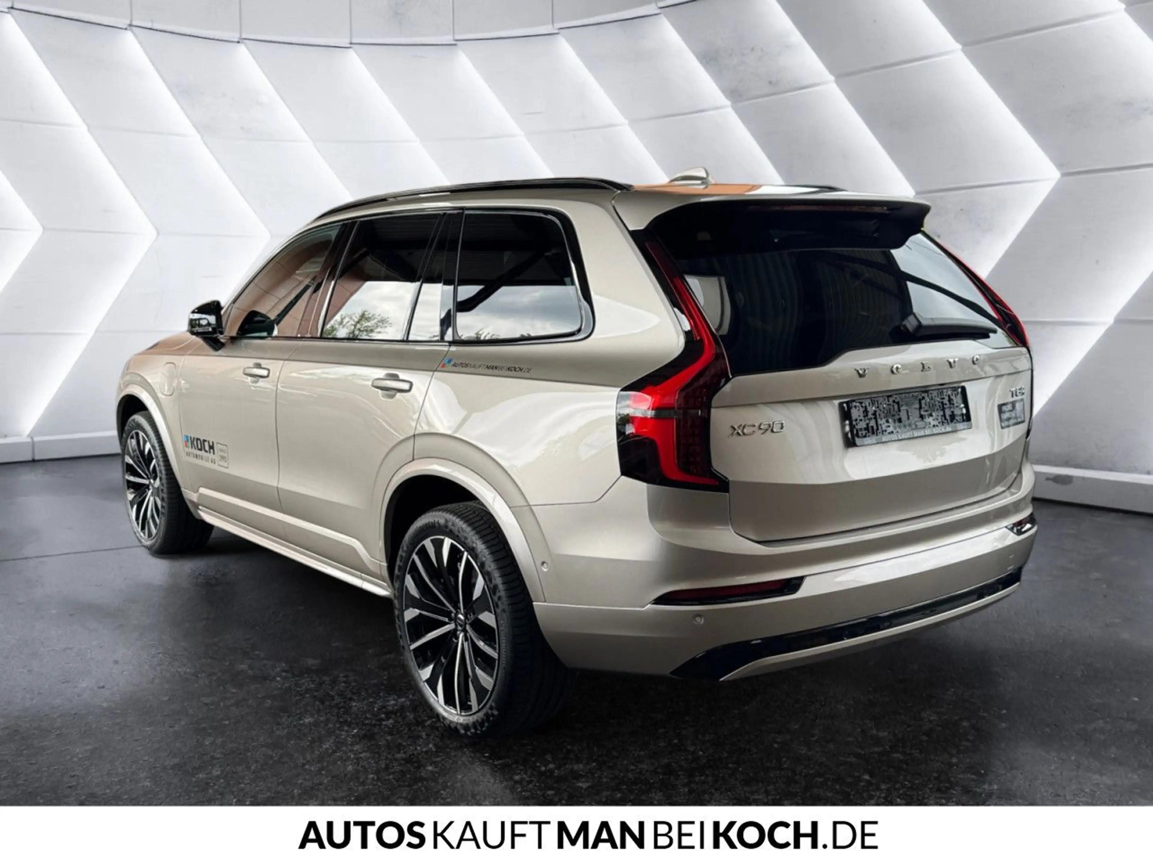 Volvo XC90 T8 AWD Plug-in Hybrid Plus Dark — photo 3