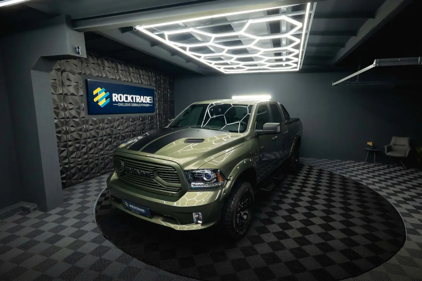 Dodge RAM 5.7 V8 HEMI 4x4 OFFROAD ARMY Night-Paket 19% Зелений - 1