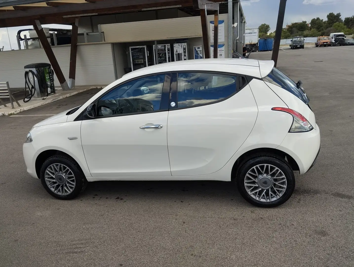 Lancia Ypsilon 0.9 twin air gold impianto a metano Bianco - 2