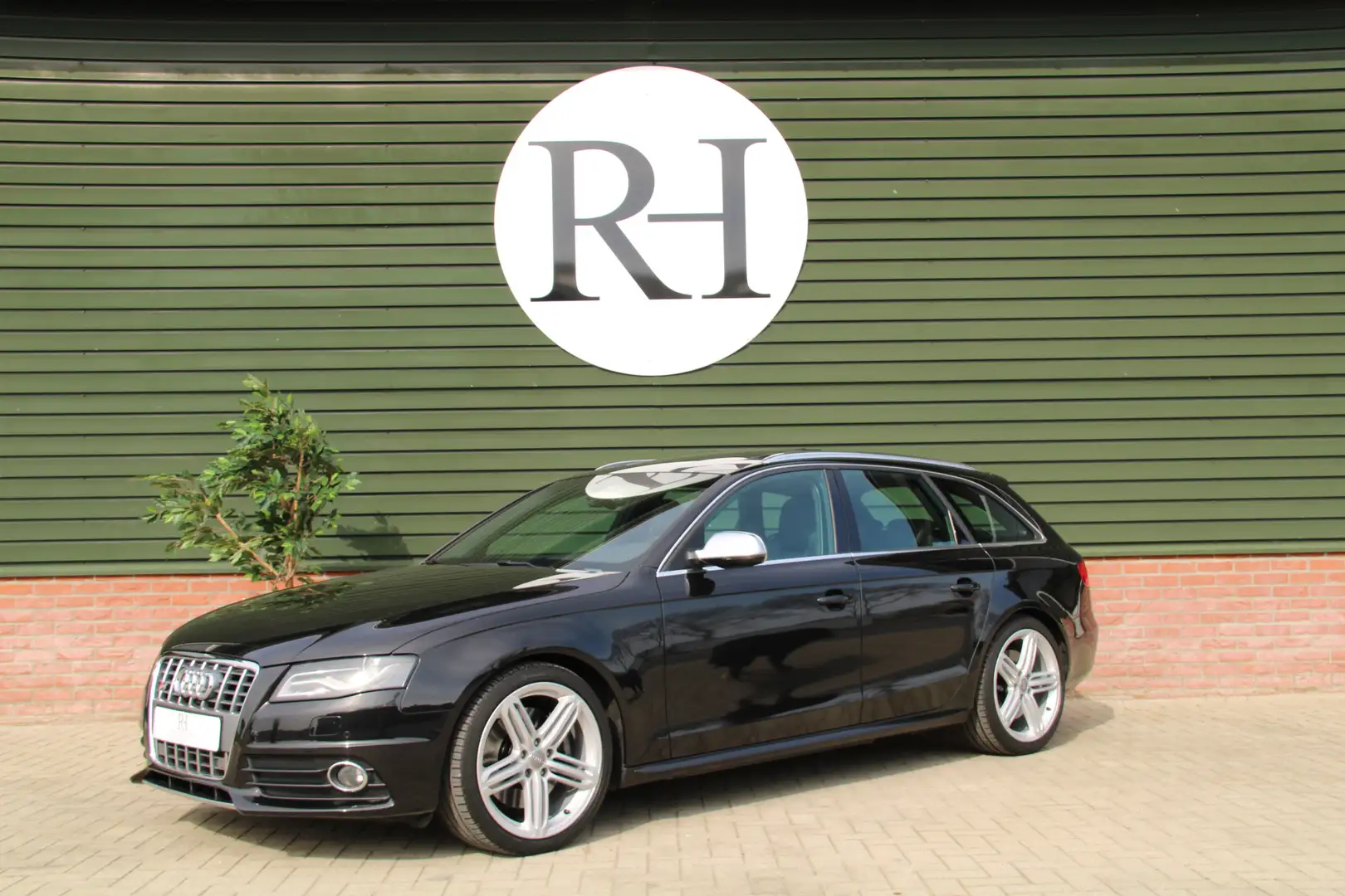 Audi A4 Avant S4 3.0 V6 TFSI Quattro Automaat - Youngtimer Zwart - 1