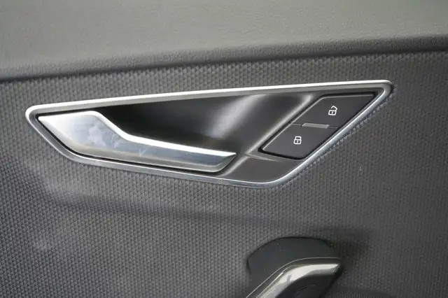 Audi SQ2 view 27