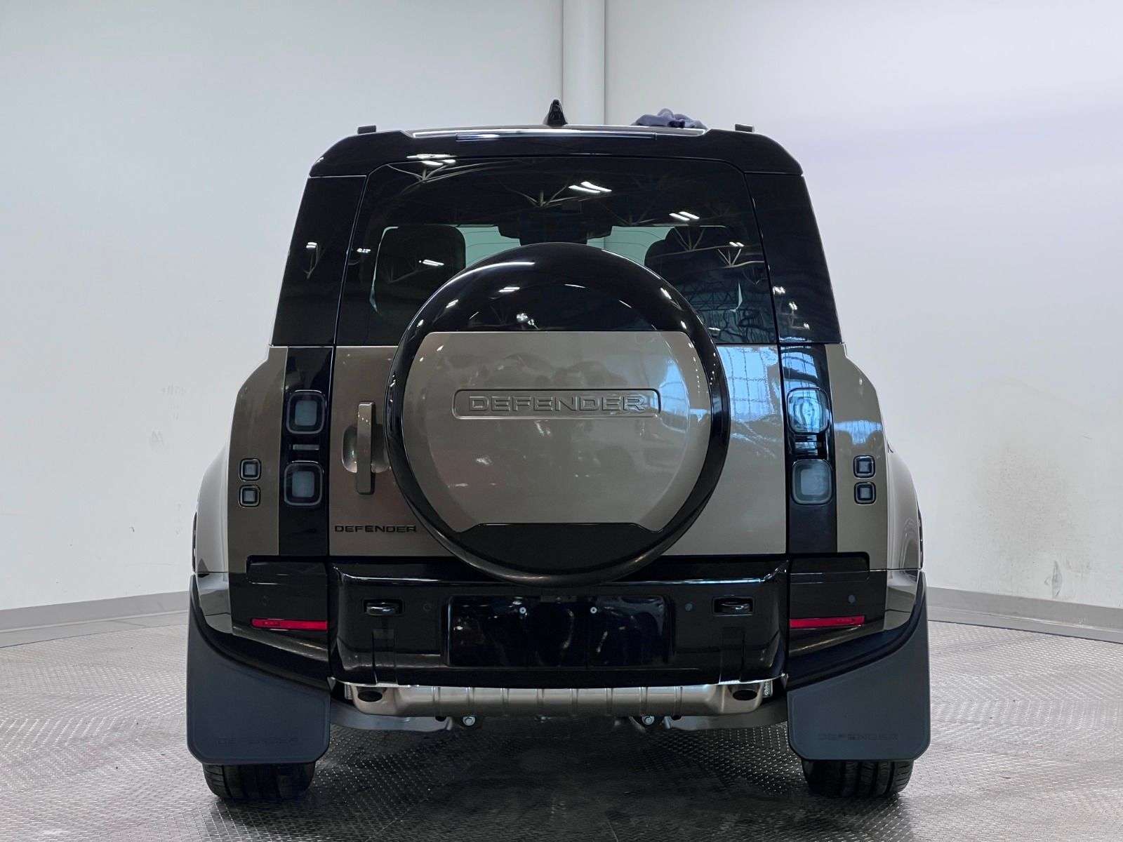 2026 Land Rover Defender 110 P400 X-DYNAMIC SE thumb 6