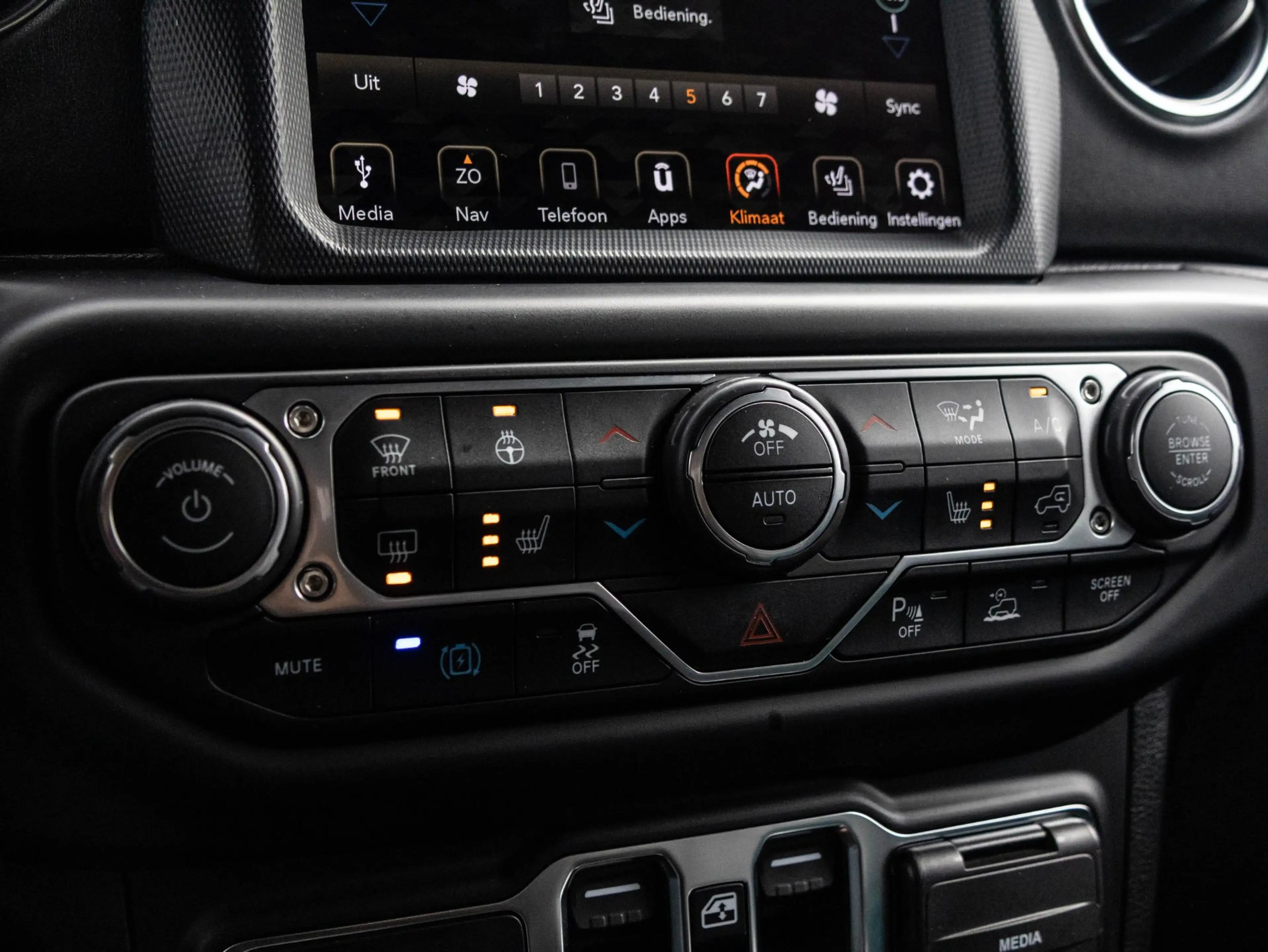 Jeep Wrangler Unlimited 4xe 380 Brute | To Tone | All season | A — photo 12
