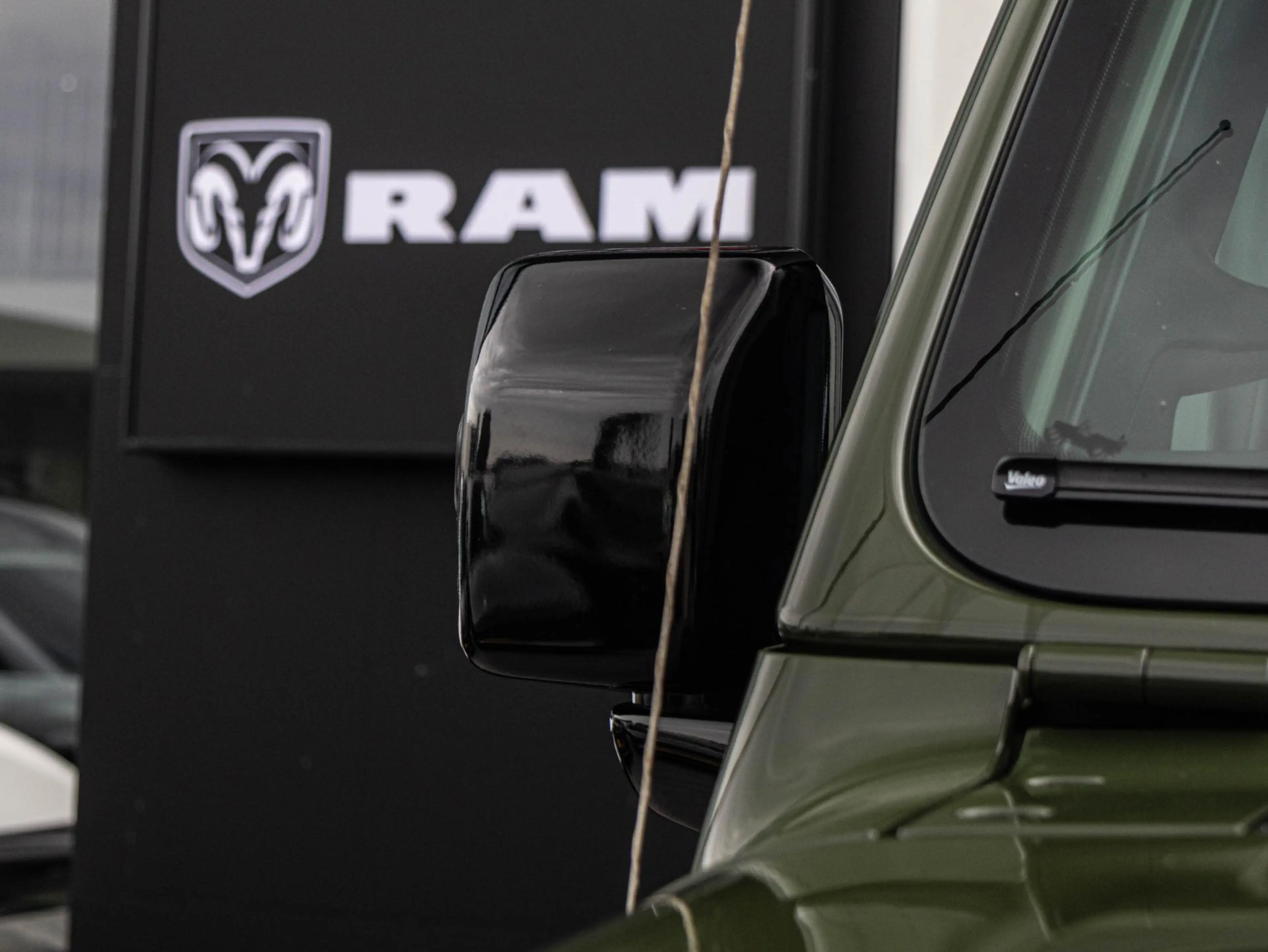 Jeep Wrangler Unlimited 4xe 380 Brute | To Tone | All season | A — photo 32