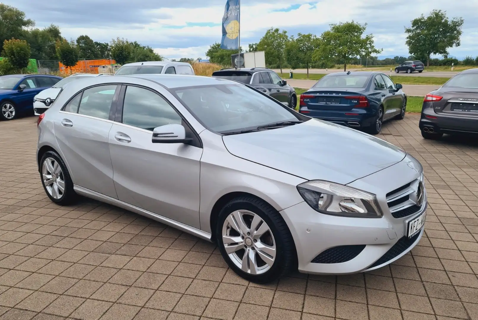 Mercedes-Benz A 180 Wenig KM Aktiv Park Navi Argent - 2