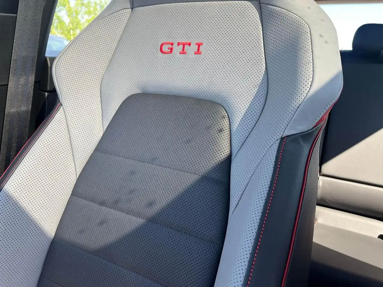Volkswagen Golf GTI снимка Volkswagen Golf GTI