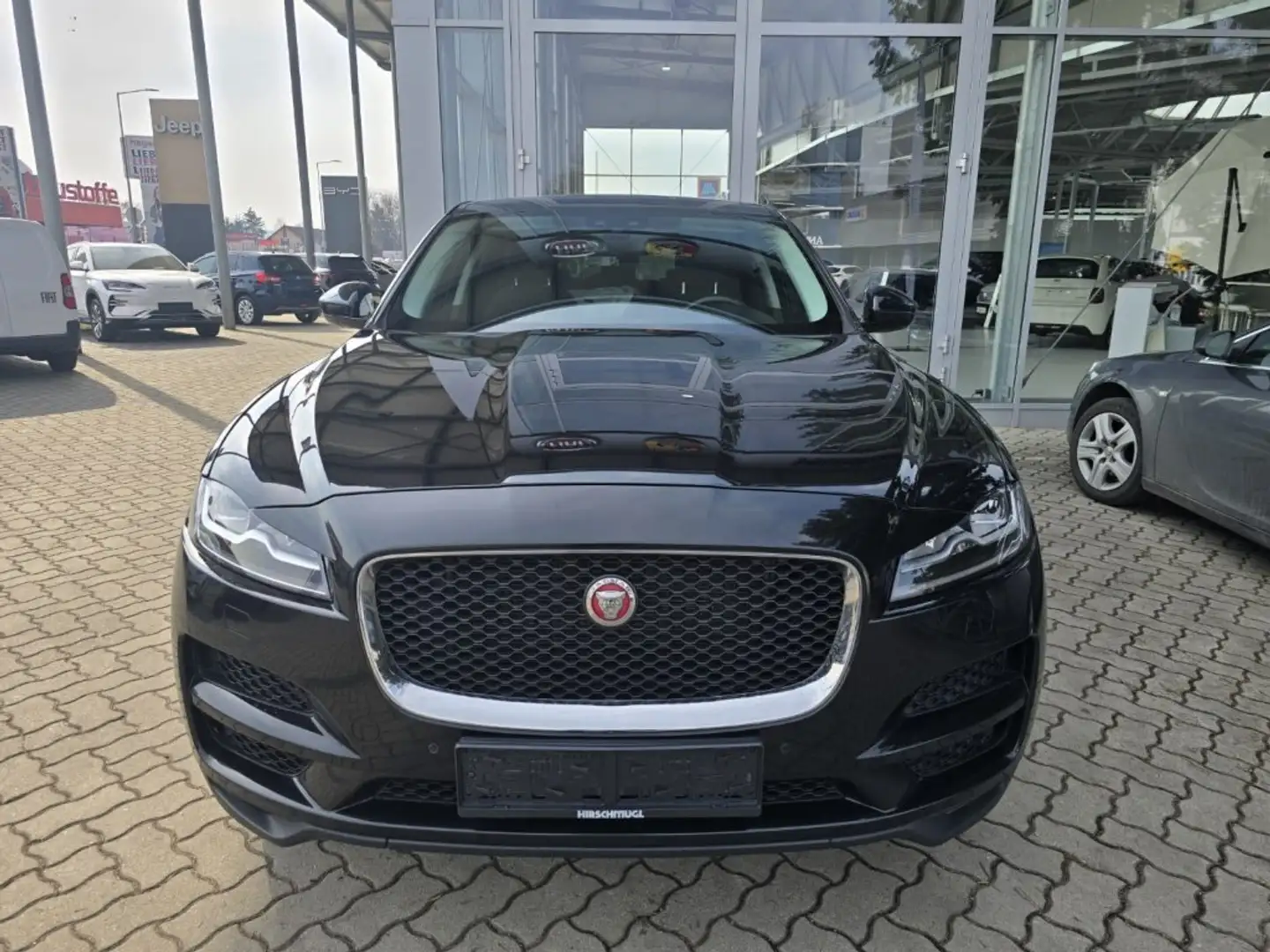 Jaguar F-Pace 20d RWD Pure Schwarz - 2