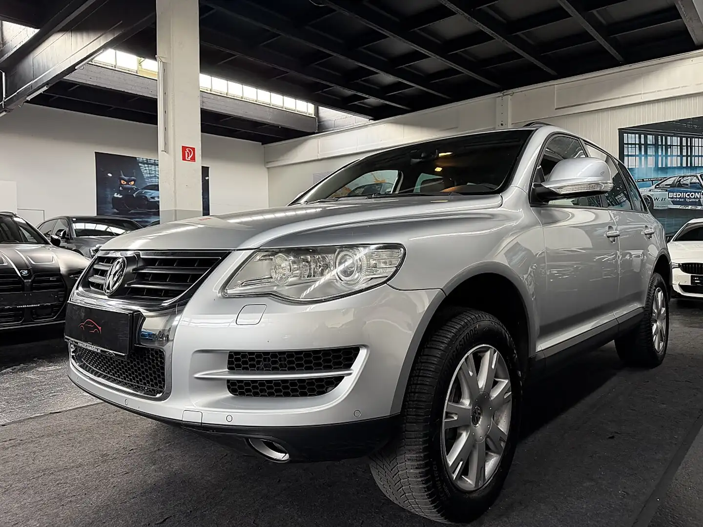 Volkswagen Touareg V6 FSI Tiptronic * 2 BESITZ * VOLLSTÄNDIGE SERV... Silber - 1