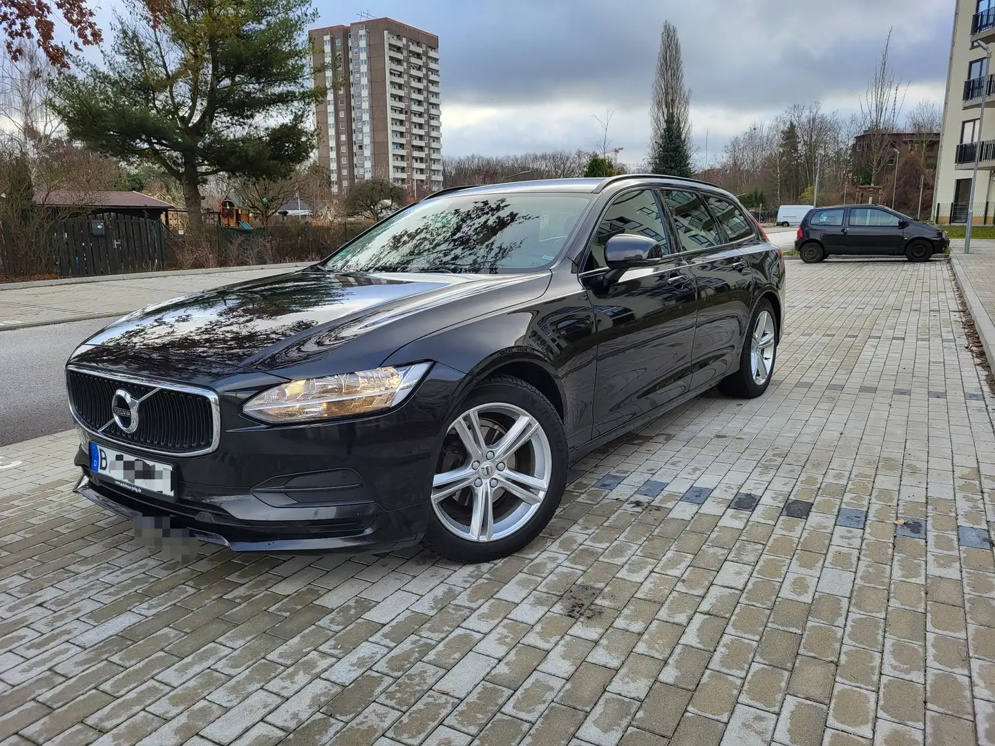 Volvo V90 D4 AWD Geartronic Momentum crna - 2