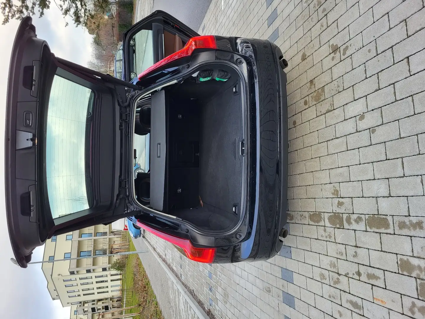 Volvo V90 D4 AWD Geartronic Momentum crna - 1