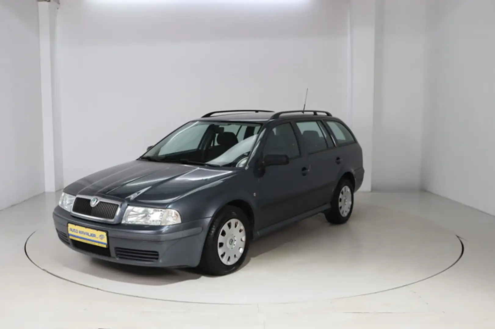 Skoda Octavia Combi 1.6 Ambiente Nero - 1