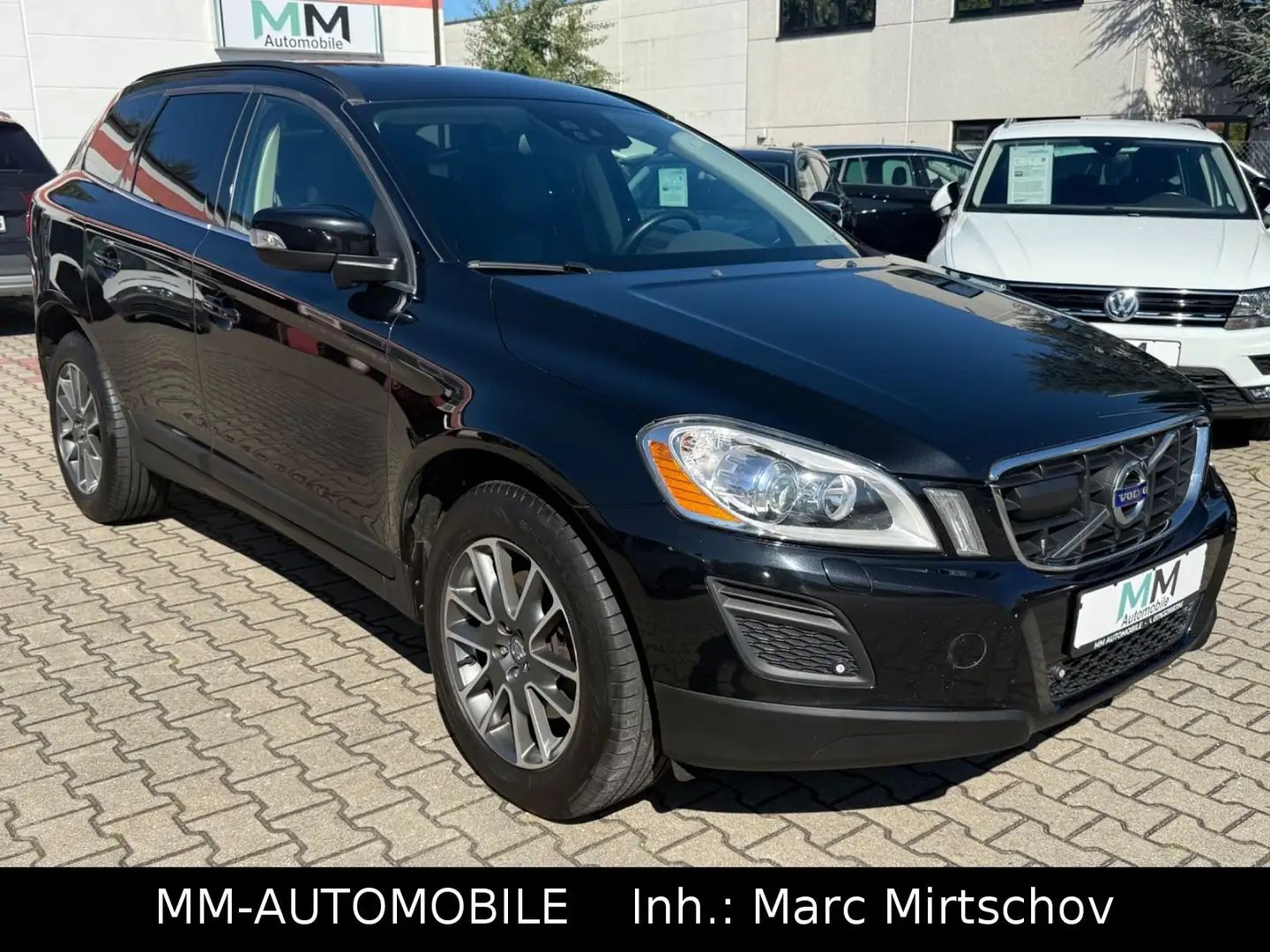 Volvo XC60 D5 AWD-2.HAND-NAVI-XEN-AHK-LEDER-VOLVO KD Schwarz - 1
