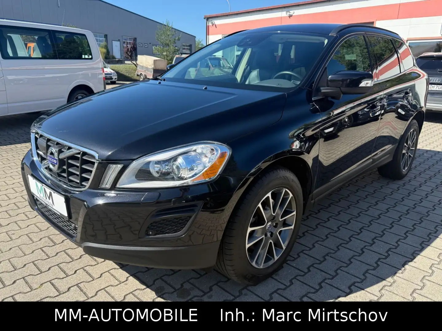 Volvo XC60 D5 AWD-2.HAND-NAVI-XEN-AHK-LEDER-VOLVO KD Schwarz - 2