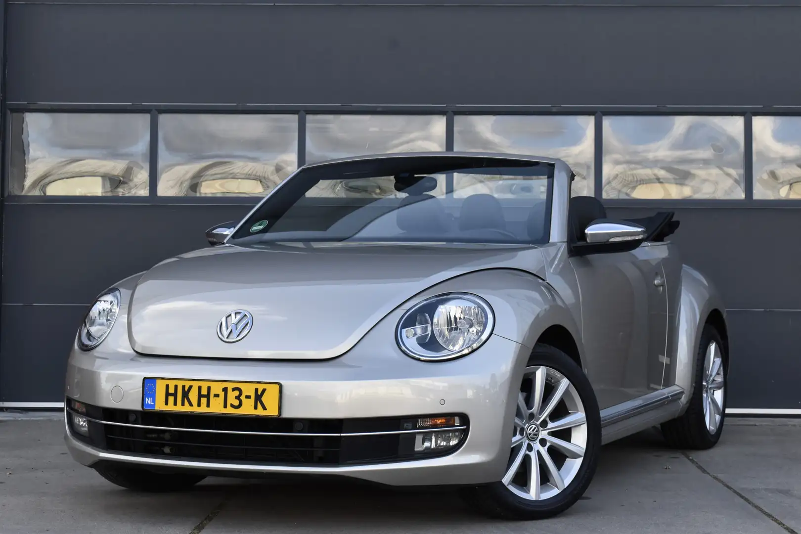 Volkswagen Beetle Cabriolet 1.2 TSI Design BlueMotion Navi - Camera Grijs - 1