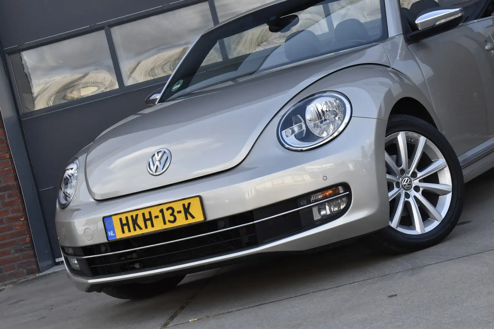 Volkswagen Beetle Cabriolet 1.2 TSI Design BlueMotion Navi - Camera Grijs - 2