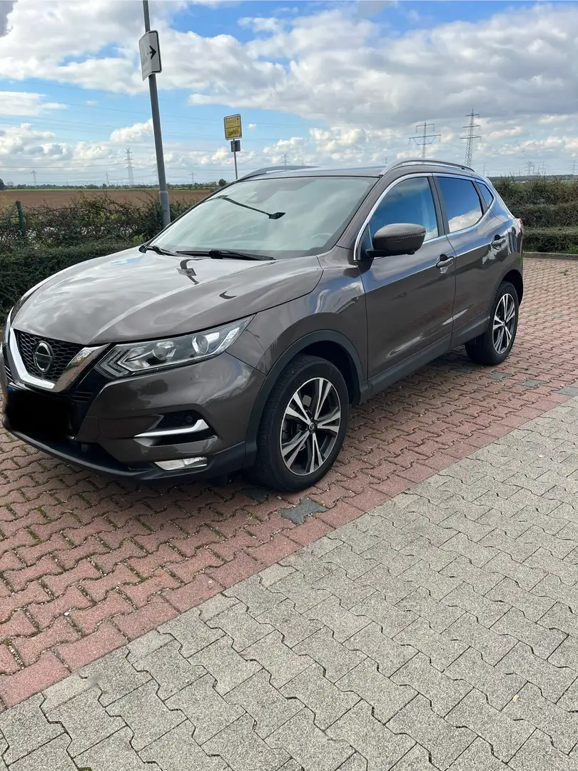 Nissan Qashqai N-Connecta 1.3 DIG-T 6MT 140 PS Braun - 1
