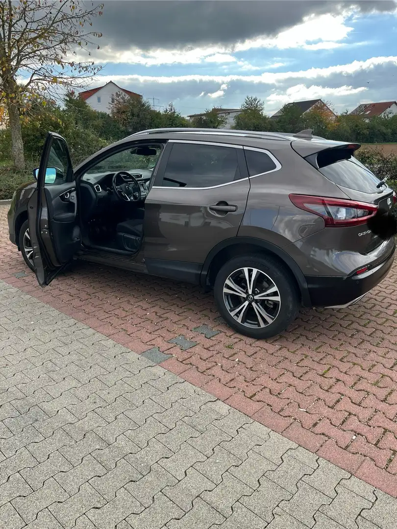 Nissan Qashqai N-Connecta 1.3 DIG-T 6MT 140 PS Braun - 2